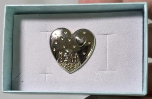 Vtg Variety Co.DreamWorks 2002 Pin Brooch Gold Tone Heart Star Gazing Shrek - Picture 1 of 3