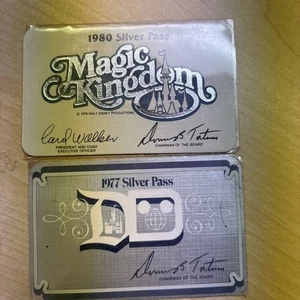 Vintage 1977 und 1980 Disney World Cast Member Silver Pass Card - Passholder - Bild 1 von 2