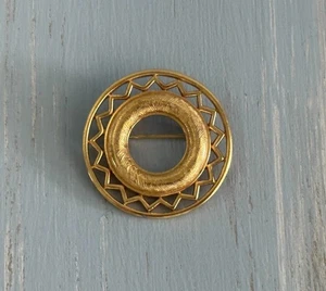 FANTÁSTICO BROCHE VINTAGE MONET CEPILLADO Y BRILLANTE TONO DORADO CORONA ESTILO CÍRCULO - Imagen 1 de 6