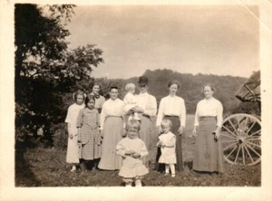 Vintage Schwarzweiß Foto Familienportrait eines Mannes Frauen & Kinder draußen - Bild 1 von 1