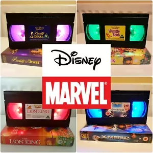 Lampada videocassetta Disney and Marvel LED VHS regalo di compleanno retrò luce di Halloween - Foto 1 di 82