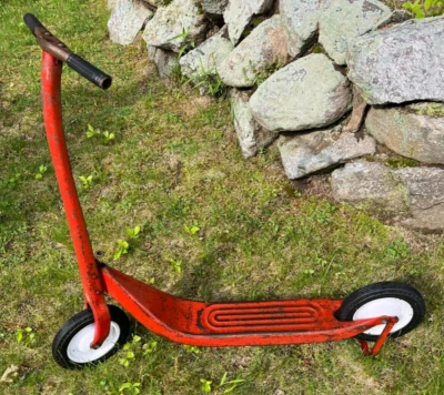 Radio Scooter de Colección Metal Rojo con Soporte Foto 1 de 4