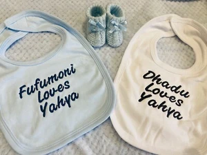 2 bavaglini neonato personalizzati ricamati disponibili in blu/rosa o bianco - Foto 1 di 10