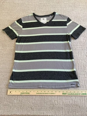 Camiseta masculina On The Byas listrada média M manga curta gola V. cinza/preto/verde - Imagem 1 de 4