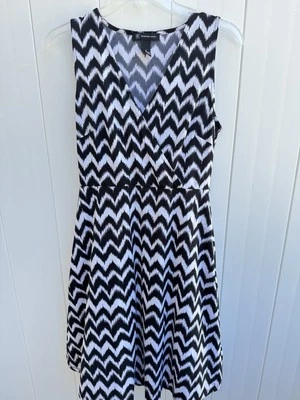 Vestido INC sin mangas a rayas pequeño cambio en blanco y blanco Foto 1 de 3