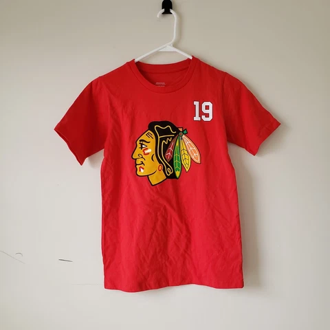 Jonathan Toews #19 Chicago Blackhawks T-Shirt Tee Youth Medium 10/12 Red NHL NWT Cover