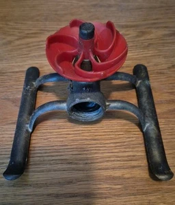 Aspersor de césped con base de metal de latón con tapa de plástico rojo sin marcas sólido - Imagen 1 de 6