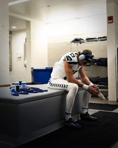 Foto de fútbol americano NFL Jake Bobo sentado en el vestuario Seattle Seahawks 8x10 - Imagen 1 de 1