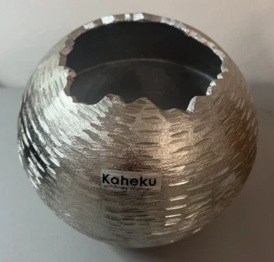 Kaheku Kugelvase ABIUS Strukturiert Silber 15x13 cm Metall Windlicht Vase Design - Bild 1 von 3