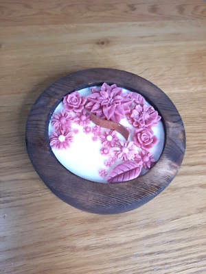 A soy candle with the scent of Fantasia and roses on top, a wonderful floral col - Image 1 of 4