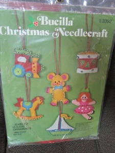 ""JEWELED HOLIDAY ORNAMENTS"" - FILZ & PAILLETTEN STRUMPF SET - NEU - VINTAGE BUCILLA - Bild 1 von 1