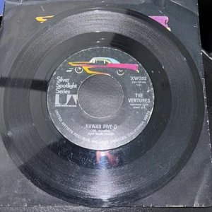 The Ventures - Hawaii Five-O / Walk Don't Run 1964. 7" Vinyl 45 Reissue VG/VG - Picture 1 of 4