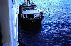Original Red Border Slide, 1950's - Nassau Tug Boat next to Cruise Ship Hull - Picture 1 of 1