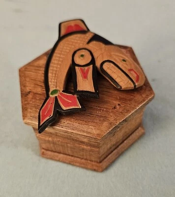 Caja de licores firmada por Tsleil-Wauth Coast Salish Primera Nación BALLENA baratija joyería Foto 1 de 4