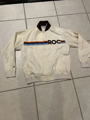 Chaqueta de Pista Universitaria Rocawear Para Hombres Letterman Completa Abotonada Blanca Tostada GRANDE Foto 1 de 4