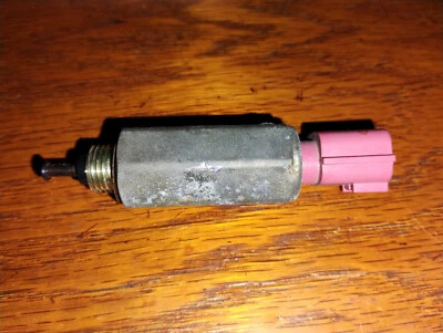 Electroválvula 95-99 para control de ralentí de aire Nissan Máxima Infiniti I30 E9T16071A Foto 1 de 4