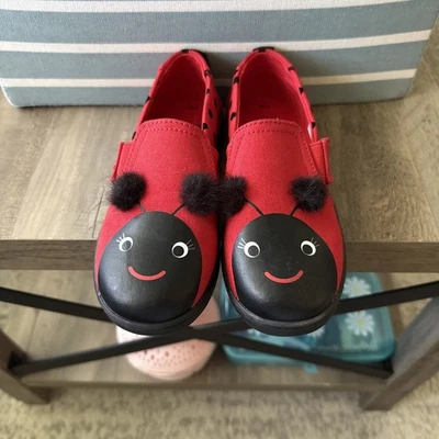 Sapato infantil TOMS minúsculo alpargata lava estampa de joaninha vermelha tamanho 11 - Imagem 1 de 4