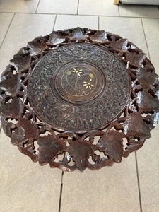 Tavolino pieghevole vintage in legno indiano floreale foglia intagliato a mano - Foto 1 di 7