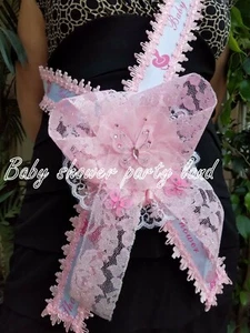 Fascia Baby Shower Mom To Be It's a Girl rosa con nastro farfalle e corsetto - Foto 1 di 6