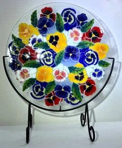 Peggy Karr Piatto Grande 16" Vetro Pansies con Supporto in Ferro Nero Altezza Totale 19" - Foto 1 di 6