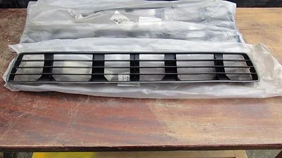 AUDI A4 1995-1999 Repuesto PARAGOLPES DELANTERO INFERIOR CENTRAL REJILLA EMBELLECEDOR BISEL 7568 Foto 1 de 4