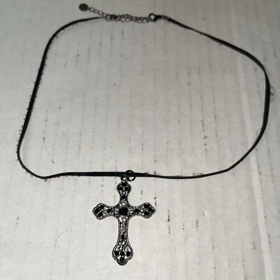 Collar Cruz Claire's Mujer Niña con Cuero Roca Plateado y Negro Foto 1 de 4