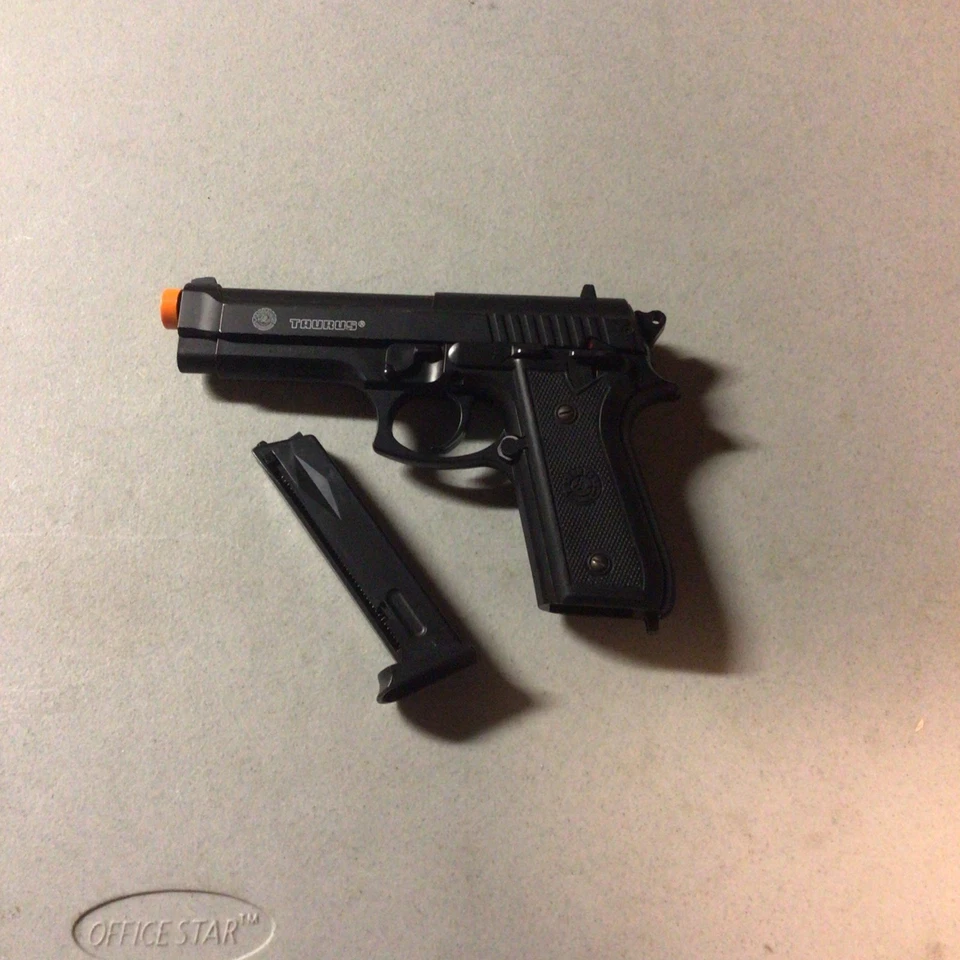 Pistola Airsoft Spring Taurus Pt92 (usada) Foto 1 de 4