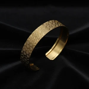 Armreif aus strukturiertem vergoldetem Messing - verstellbar Handarbeit Schmuck - Bild 1 von 5