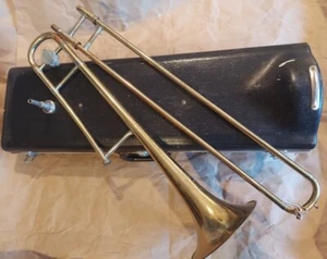 Holton TR602 Trombone with mouthpiece and case, USA. Good condition - Picture 1 of 15