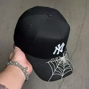 Cappello Snapback Nuovo con etichette Nero New York Yankees Spider Web 9Forty New Era Regolabile 5 P - Foto 1 di 7