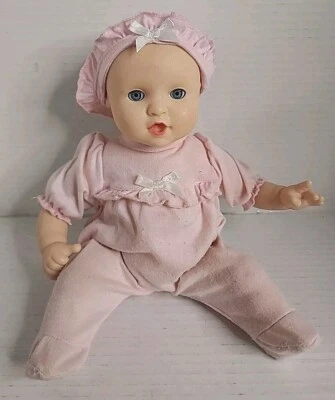 Boneca bebê Melissa & Doug Jenna meninas rosa jumper e boné olhos sonolentos (LGT) - Imagem 1 de 4