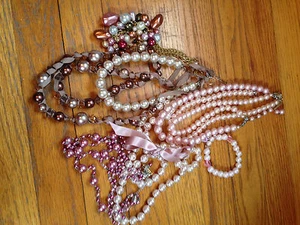 Lote de joyería de disfraz mezcla de collares, algunas perlas pulseras y pendientes - Imagen 1 de 8