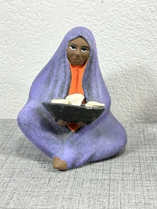 Arte popular mexicano cerámica mujer con cesta de lirios púrpura - Imagen 1 de 8