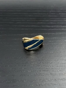 Vintage 80s Monet Gold-Tone & Navy Blue Classic Geometric Design Clip-On Earring - Foto 1 di 3
