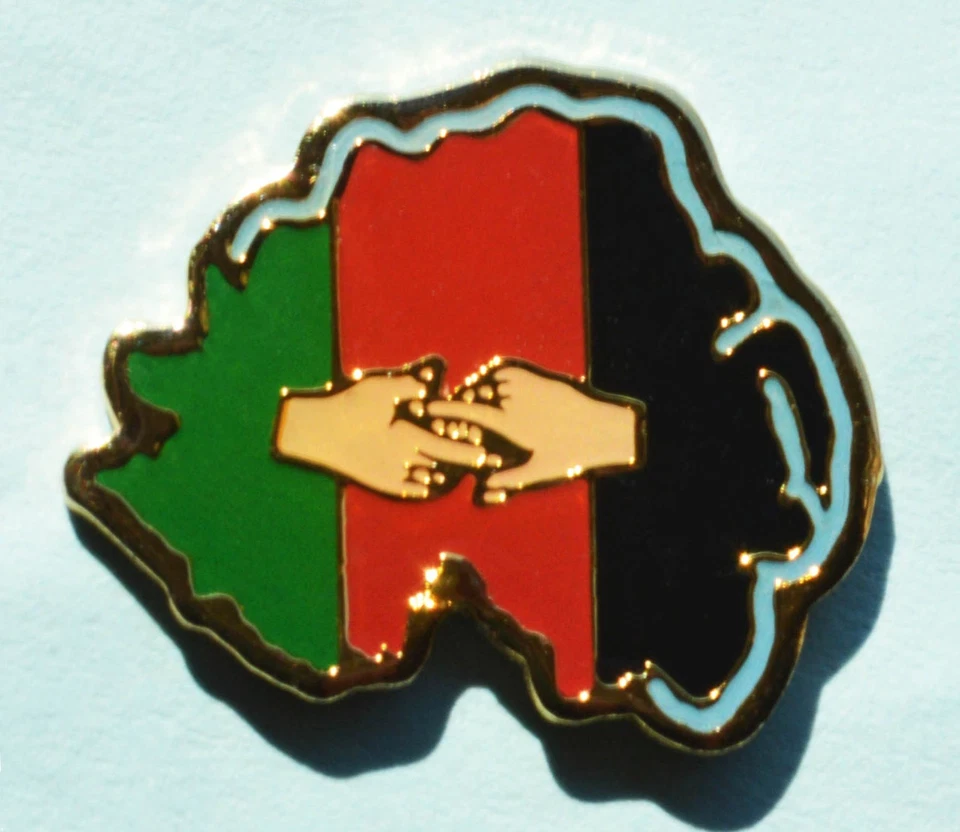 RUC Royal Ulster Constabulary HAND SHAKE Tie/Lapel Pin Badge PSNI - Image 1 of 1