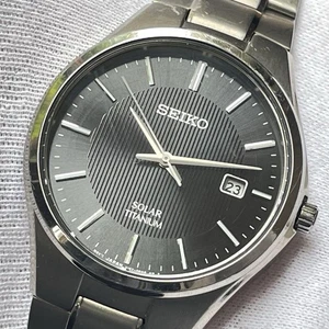 Seiko Solar V157 0BB0 Titan Quarz Herrenuhr schwarzes Zifferblatt Japan - Bild 1 von 6