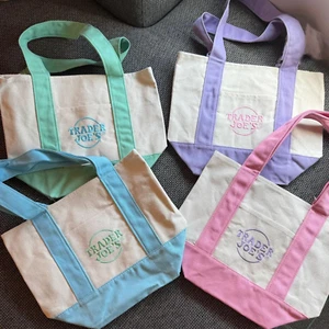 Mini bolsas de mano de lona pastel Trader Joe's 2025 4 colores - LOTE DE 1-4 - Imagen 1 de 12