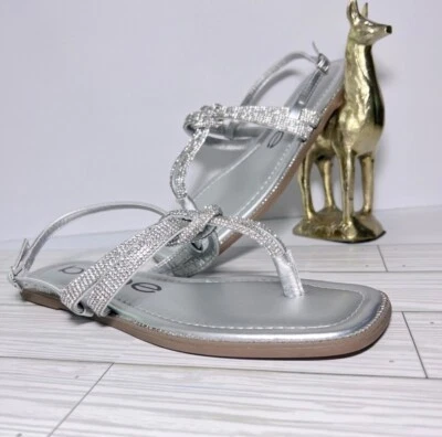 Sandalias planas Bebe Novah plateadas brillantes con tanga talla 8,5 para mujer  Foto 1 de 4