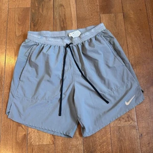 Herren Nike Stride Laufshorts 6,5" gefüttert Taschen grau DM4761-084 Gr. M - Bild 1 von 14