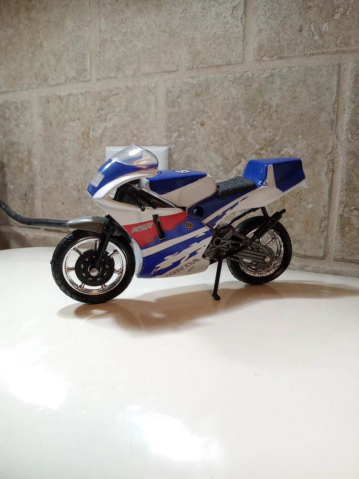 Motormax Super Bikes Blue Honda NSR 1/18 Scale Motorcycle 1:18 - Image 1 of 4
