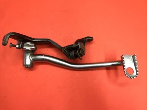 1985 - 1987 HONDA ATC 250ES BIG RED RIGHT FOOT REST  BRACKET & BRAKE PEDAL - Foto 1 di 19