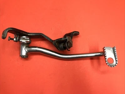 1985 - 1987 HONDA ATC 250ES GRANDE VERMELHO APOIO PARA OS PÉS DIREITO SUPORTE E PEDAL DE FREIO - Imagem 1 de 4