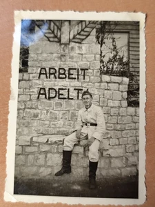 Foto RAD Soldat vor Arbeit Adelt Schriftzug 2.WK F4 - Bild 1 von 2