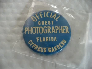 TX- OFFICIAL GUEST PHOTOGRAPHER CYPRESS GARDENS FLORIDA PIN BADGE #42916 - Picture 1 of 7