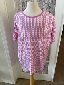 Camiseta túnica LulaRoe Irma para mujer talla L rosa estampado chevron dobladillo alto nuevo con etiquetas - Imagen 1 de 7