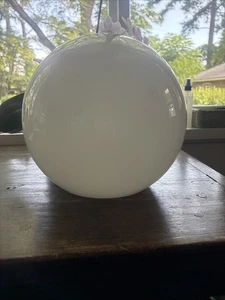 "Colgante globo bola de vidrio blanco vintage de 12"" mediados de siglo solo apertura de 5 1/4""" - Imagen 1 de 7