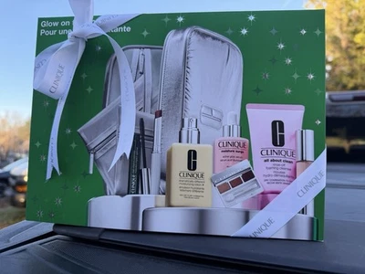 Clinique Glow On The Go 7 productos de tamaño completo Navidad Foto 1 de 4