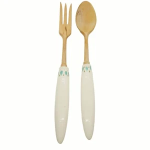 Tenedor y cuchara de madera para servir ensaladas años 70 blanco azul diseño asas de cerámica - Imagen 1 de 6