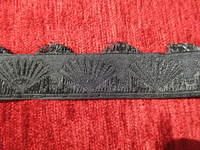 Beau galon broché noir ancien XXè 2 m x 3 cm - Photo 1/2