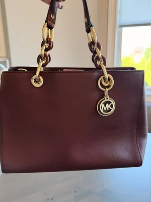 BOLSO BANDOLERA/HOMBRO CUERO SAFFIANO BORGOÑA MICHAEL KORS CYNTHIA Foto 1 de 4